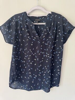 Banana Republic Navy Blue & Cream Fish-Print Short Sleeve Blouse